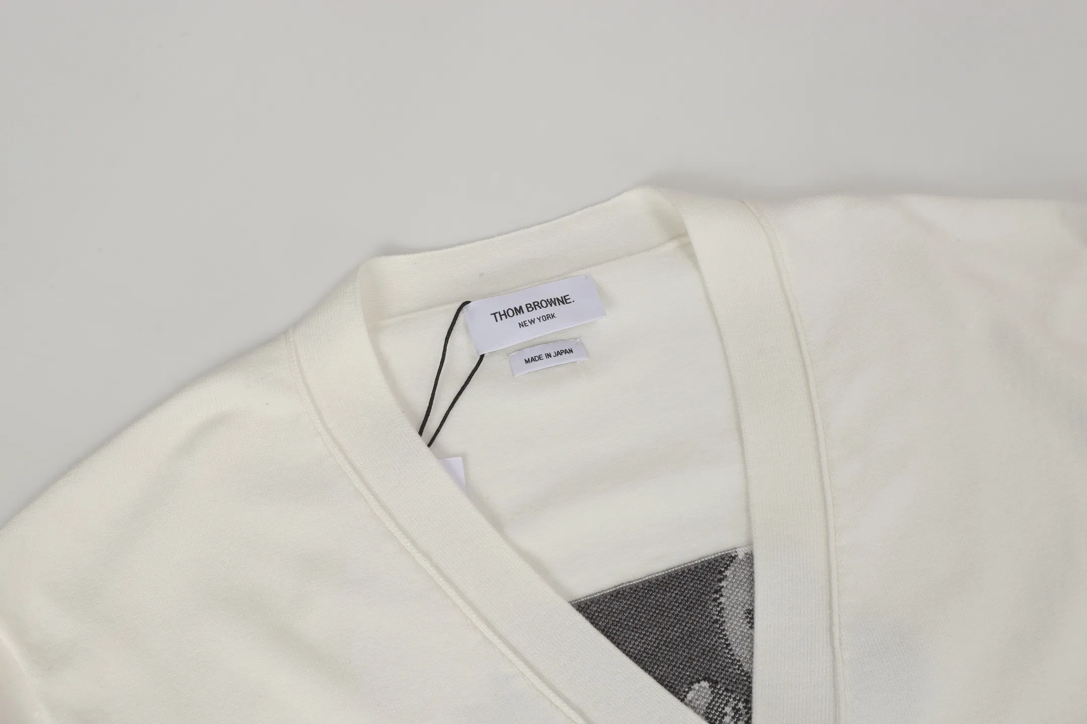 THOM BROWNE · SS 25 Logo V Size：S M L Thom Browne 1965 ， 1997 。 Giorgio Armani ， Club Monaco ， 。Browne ， 、 。 ， 。 Thom Browne Classic ， 、 Classic。